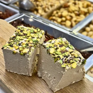 Färsk halva toppad med rikligt av pistagenötter från Jozoloz rosteri i Eskilstuna