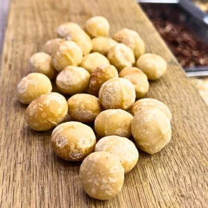 Rostade och saltade macadamianötter på träbakgrund hos Jozoloz i Eskilstuna.
